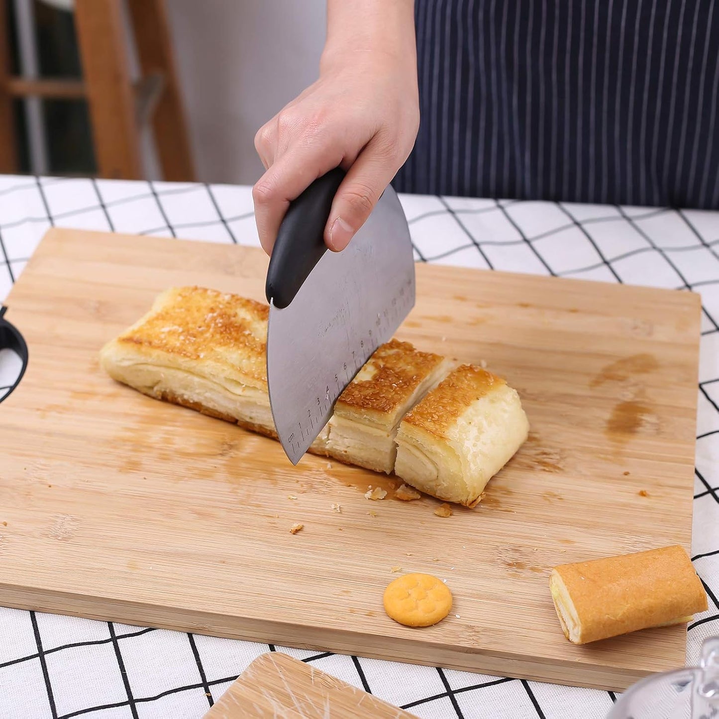 1 Pcs Dough Pastry Scraper Chopper/Stainless Steel Dough Scraper Cutter with Ergonomic Rubber Non-Slip Grip/Dough Scraper Cutter/Pro Pastry Pizza Cutter Chopper (Black)